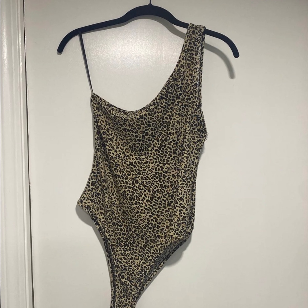 Animal print one shoulder bodysuit.